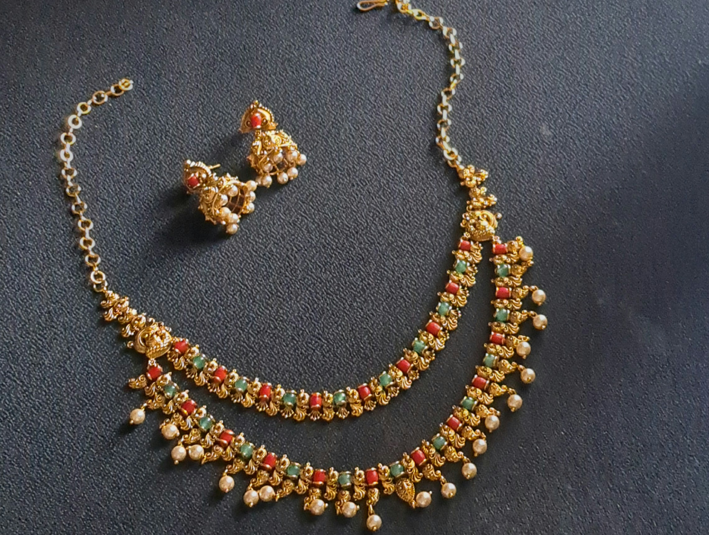 Necklace and ear rings Thumbnail 1